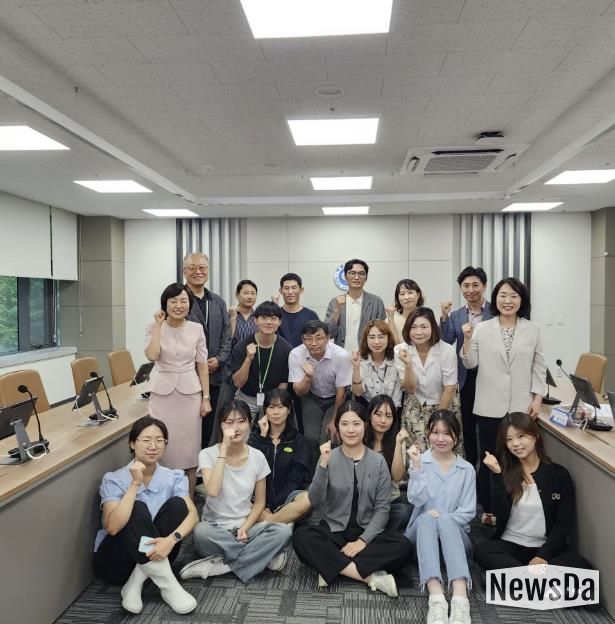 블루익스트림(파란학기제) 멘토-참여 학생 간담회 참석자들이 함께하고 있다.