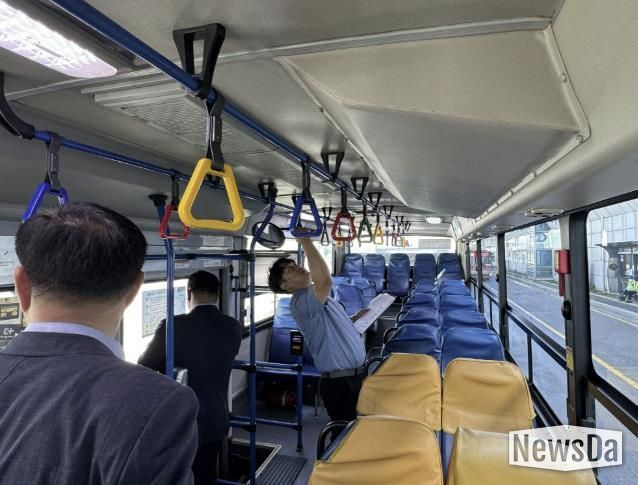 구리시 시내버스 공공관리제 차량 청결 점검 대상 차량의 에어컨 망 및 필터 청소 상태 점검