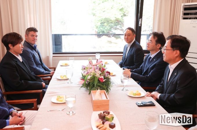 2025 한화 라이프플러스 인터내셔널 크라운 대회 엠버서더 박세리와 환담을 나누고 있는 이동환 고양특례시장