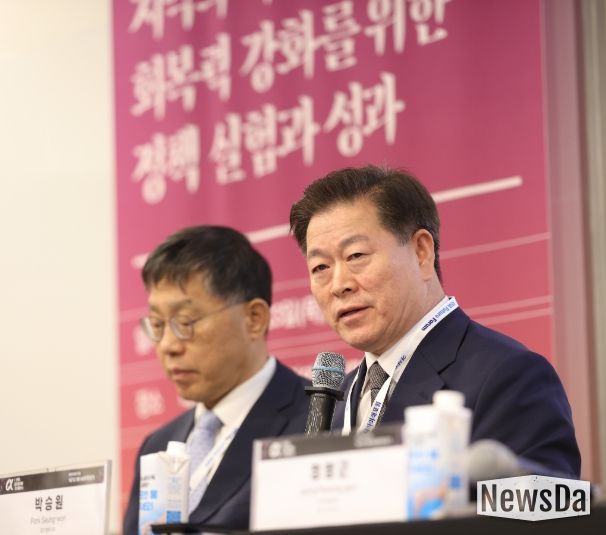 박승원 광명시장이 23일 대한상공회의소에서 열린 ‘2025 제16회 아시아미래포럼’의 지방정부 라운드테이블 세션 패널로 참석해 발언하고 있다.