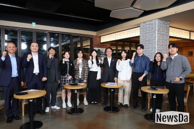 김민석 국무총리가 22일 대구 계명대학교 성서캠퍼스에서 열린 '미래대화 1·2·3 #청년일자리' 제4차 K-토론나라에서 청년들과 대화를 나누고 있다.