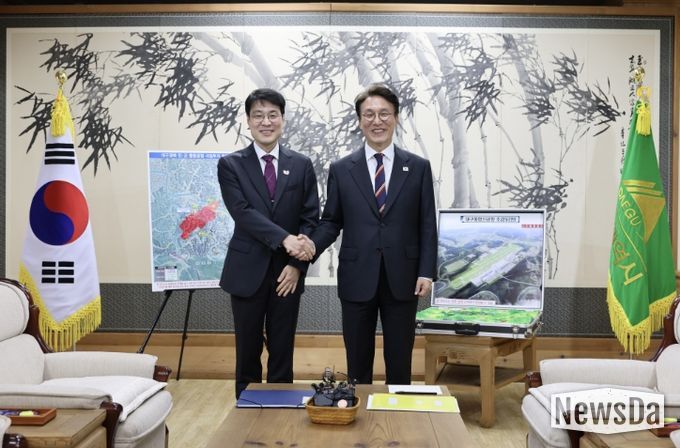 김민석 국무총리가 22일 대구시청 동인청사를 방문, 김정기 대구시장 권한대행과 대구시 현안 사업에 대해 논의를 하고 있다.