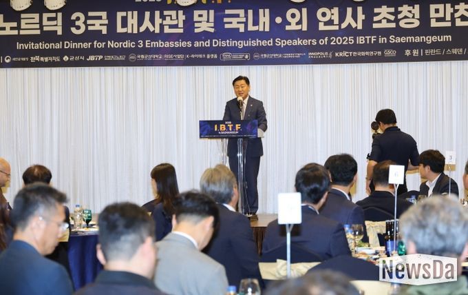 23일 군산 새만금컨벤션 및 베스트웨스턴호텔에서 열린 주한핀란드대사관을 초청한 ‘노르딕 3국 만찬 네트워킹 행사’에서 김관영 도지사는 유리 예르비아호 주한핀란드 대사를 비롯한 스웨덴·노르웨이대사관 수석상무관, 김명환 한국화학연구원 이차전지전략연구단장 등 국내외 배터리 전문가 및 도내 기업·연구기관 관계자들에게 새만금이 글로벌 이차전지 허브로 성장할 수 있는 최적의 환경을 갖추고 있음을 강조하고 있다.