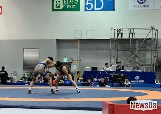 제106회 전국체육대회 레슬링 경기에서 정용석 선수(오른쪽)가 상대 선수와 치열한 경합을 벌이고 있다.