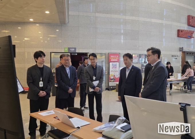 공인중개사 연수교육장에서 디지털지도 플랫폼에 대해 설명을 듣고 있는 이동환 고양특례시장
