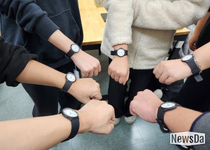 배움누리 청소년들이 수능 응원 시계를 차고 찍은 인증샷