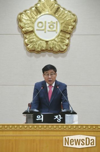 윤창철 의장이 제381회 임시회 제5차 본회의를 주재하고 있다.