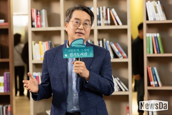 25일 오후 경기도서관에서 열린 경기도서관 도민과의 첫만남에서 김동연 경기도지사가 키워드 토크에 참여하고 있다.