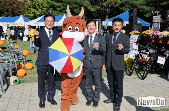 박병규 광산구청장이 지난 24일 수랑어린이공원에서 열린 우산동락(同樂)에서 우산동 주민자치회가 만든 웃소랑 사진을 찍고 있다.