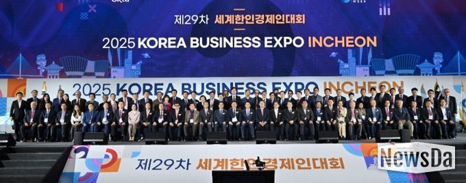 유정복 인천광역시장이 27일 송도컨벤시아에서 열린 '제29차 세계한인경제인대회 개회식'에서 참석자들과 기념촬영을 하고 있다.