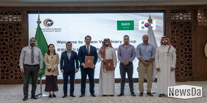 2025.10.24. ㈜코쿤-SVG MOU체결 / 사우디아라비아-좌측부터 SVG Executive Office Manager, Ahmad Nagm / ㈜코쿤 이혜존 박사 / ㈜코쿤 송제민 기술이사 / ㈜코쿤 양희재 대표이사 / SVG CEO, Saleh Bin Abdulazia Al Tuaijri / SVG Central Labs Manager, Ahmad Anwar / SVG Project Director, Eng. Hossan