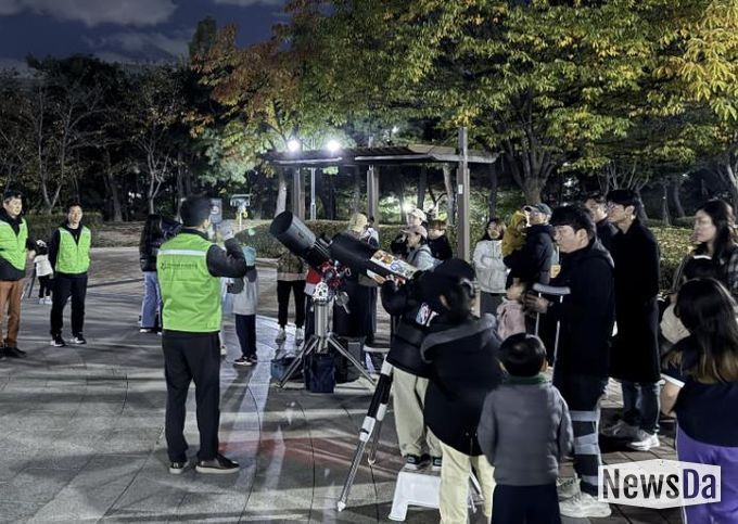 수원시 장안구 정자1동 주민자치회, '달보기 별보기' 행사 개최