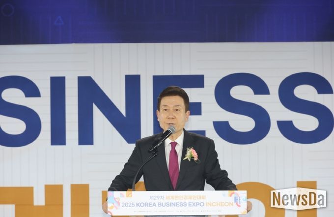 27일 인천 송도컨벤시아에서 열리는 ‘제29차 세계한인경제인대회&2025 KOREA BUSINESS EXPO INCHEON’에 참석해 인사말을 하고 있는 이강덕 포항시장.