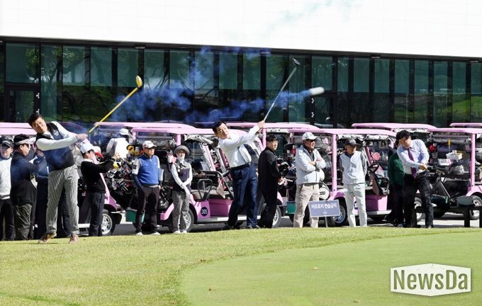 - 27일 단장면 에스파크컨트리클럽에서 열린 제30회 밀양시장배 시민골프대회에서 내빈들이 시타를 하고 있다.