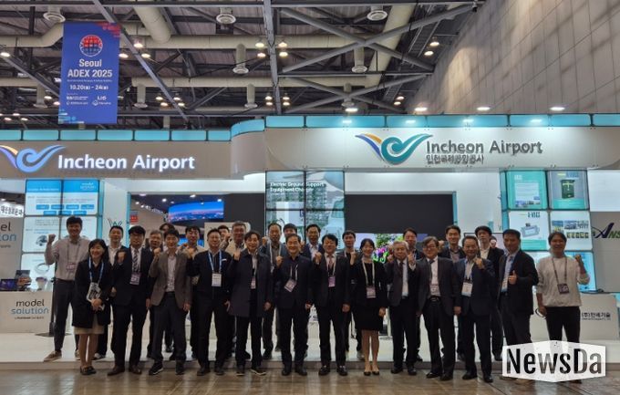 인천국제공항공사는 ‘2025 서울 국제 항공우주 및 방위산업 전시회(Seoul ADEX 2025)’에 참가해 중소기업과 공동으로 개발한 7개 첨단 공항 기술을 선보이는 ‘인천공항 R&D관’을 운영했다고 밝혔다. 사진은 인천국제공항공사 김범호 부사장(사진 가운데) 및 7개 기술개발기관이 함께 기념촬영을 하고 있는 모습.