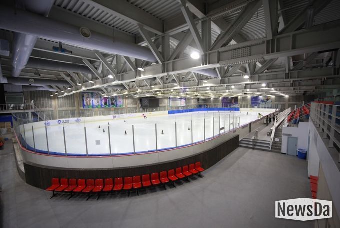 김해시민스포츠센터 빙상장 사진