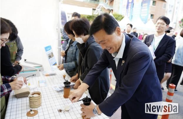 이승로 성북구청장이 구민들과 함께 온:마을 페스타 축제를 즐기고 있다