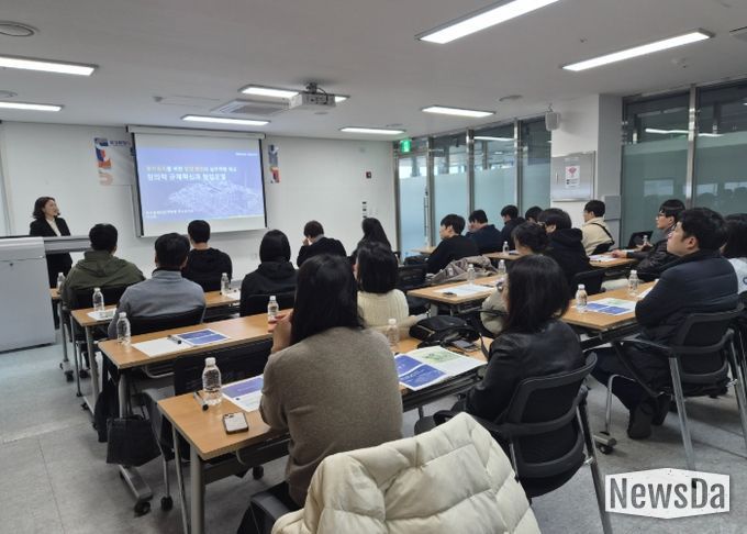 화성특례시가 29일 공직자를 대상으로 투자유치 업무 역량 강화 교육을 하고 있다