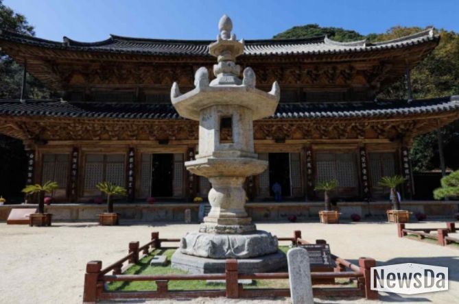 복원 완료된 '구례 화엄사 각황전 앞 석등'