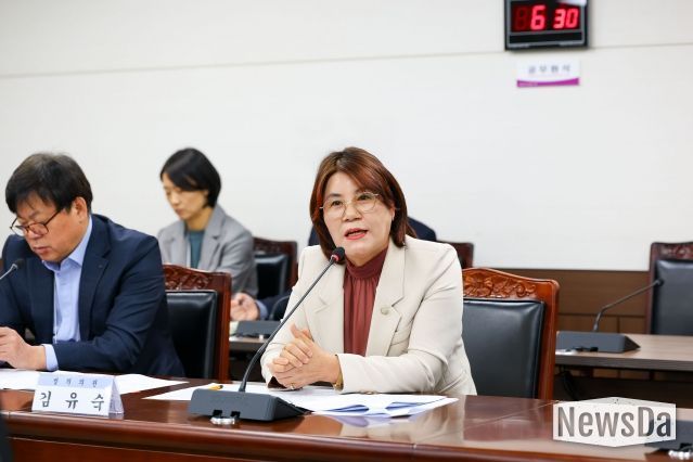 김유숙 의원이 지난 28일 제299회 임시회 제1차 도시환경위원회에서 조례안에 대해 대한 질의응답을 하고 있다