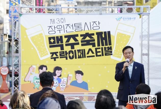 이승로 성북구청장이 장위전통시장에서 열린 주락이 페스티벌에서 인사말을 하고 있다