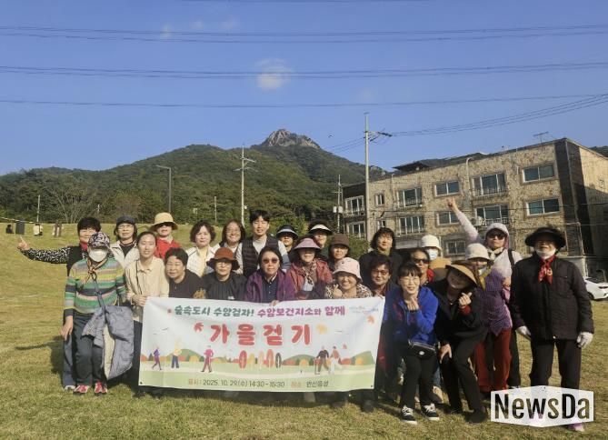 상록수보건소 수암보건지소에서 안산동 주민을 대상으로 올바른 걷기 교육과 걷기 체험을 진행하고 있다.