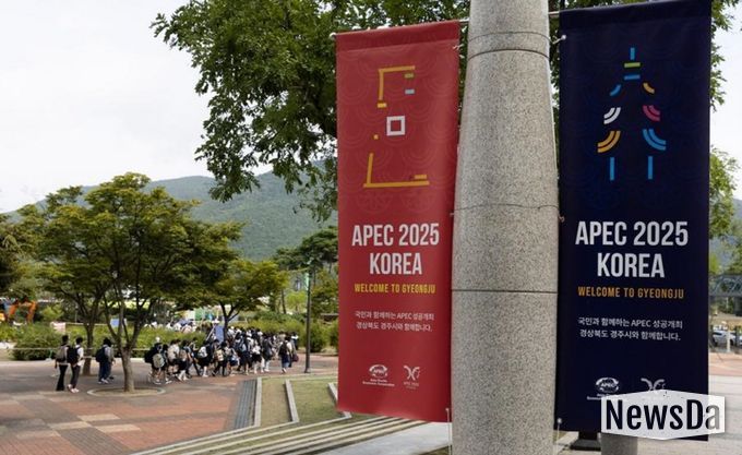 10월 31일~11월 1일 한국 경주에서 열리는 ‘아시아태평양경제협력체(APEC) 경제체 지도자회의’ 홍보 포스터를 지난달 24일 카메라에 담았다. (사진/신화통신)
