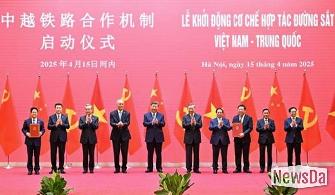 시진핑(習近平) 중국 국가주석이 4월 15일 오전 하노이 국제컨벤션센터에서 또 럼 베트남 공산당 서기장, 팜 민 찐 베트남 총리와 함께 '중국-베트남 철도협력 메커니즘' 출범식에 참석했다. (사진/신화통신)