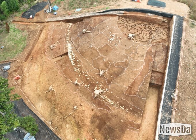 고성 송학동 고분군 14호분 즙석(葺石) 설치 모습