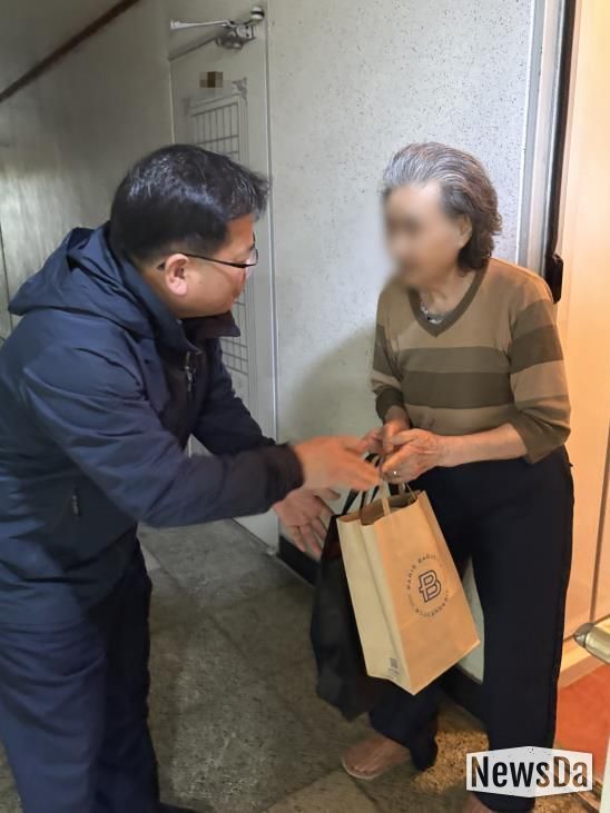 수원시 영통구 영통1동, 지역사회보장협의체 고독사 고위험가구에‘건강 간식’전달 및 안부확인 추진