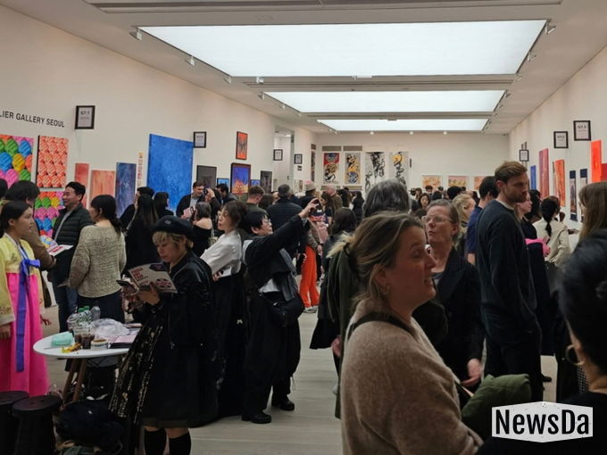 (사진: 런던 사치갤러리 전시 전경)