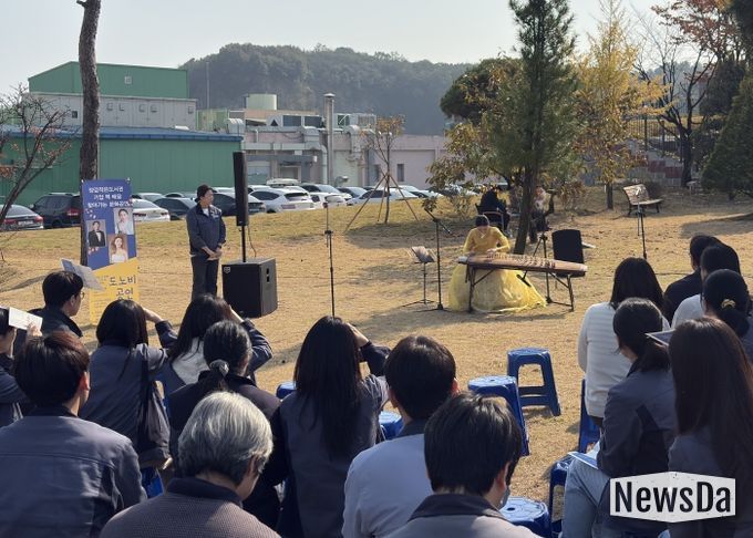 화성시립양감작은도서관이 31일 기업 근로자를 위한 찾아가는 문화공연을 운영하고 있다