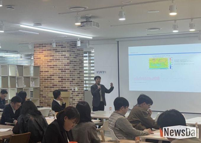 화성특례시가 31일 시민, 기업, 공공기관 관계자 등을 대상으로 탄소중립 역량강화 교육을 하고 있다