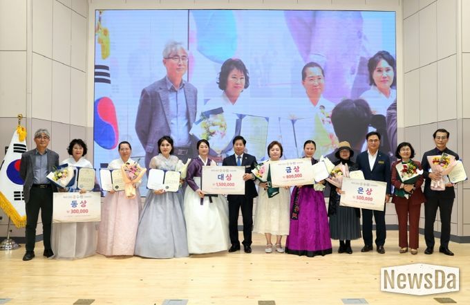 고흥군, 제9회 송수권 시문학상 및 제6회 시 낭송대회 성황리에 마무리- 공영민 고흥군수(왼쪽 6번째)가 31일 군청 우주홀에서 열린 ‘제6회 송수권 시 낭송대회’에서 대상 수상자인 한은주 씨(왼쪽 5번째) 등 수상자와 기념촬영을 하고 있다