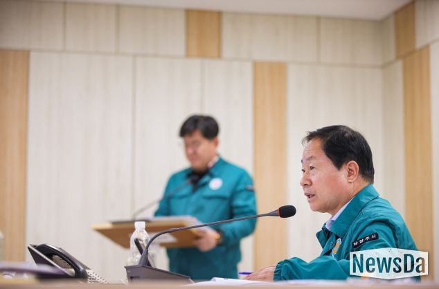 주광덕 시장이 재난상황실 토론훈련 현장을 지휘하고 있다.