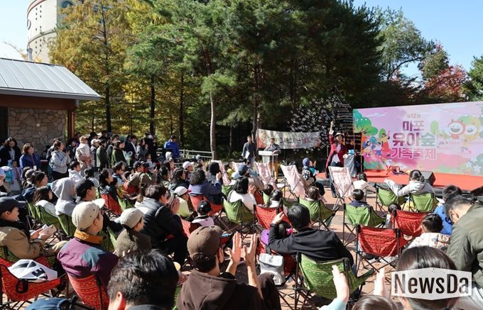 유아숲 가족축제에 참여한 어린이들과 소중한 시간을 보내고 있는 박강수 마포구청장