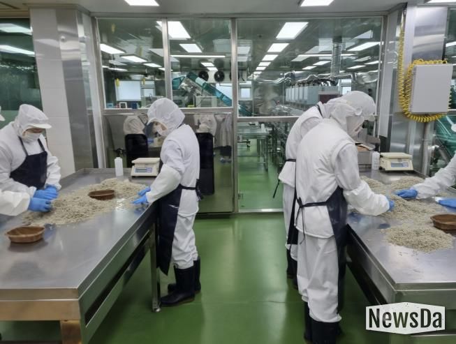 수산물 공급업체에서 학교급식 공급 예정인 식자재를 확인하고 있다.