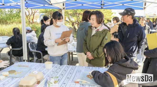 과천시 댕댕이 시민학교 진행 모습(왼쪽에서 두번째 신계용 과천시장)