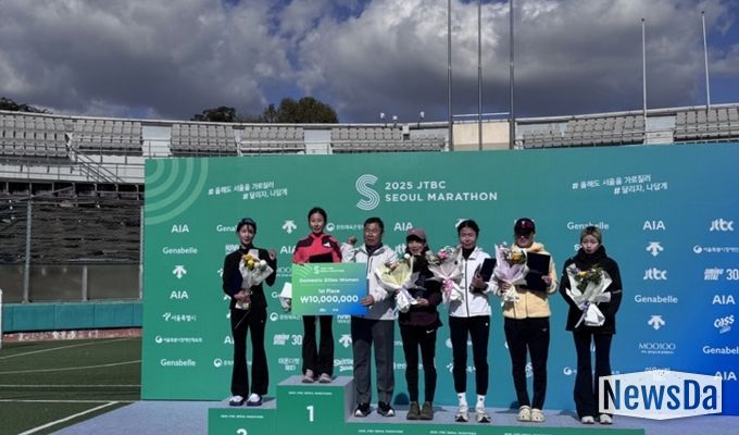 2025 JTBC서울마라톤대회 시상식 사진(우승상금 팻말을 들고 있는 임예진 선수)