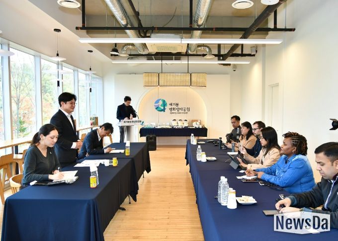 김병수 시장이 31일 남아공과 헝가리, 체코, 튀르키예, 필리핀, 인도, 태국 등 7개국 대표 외신들과 애기봉평화생태공원과 접경지 안보관광을 주제로 외신 기자 간담회를 진행했다.