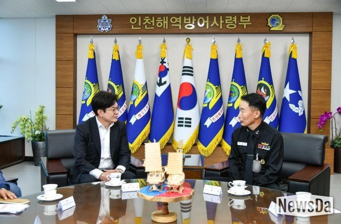 김병수 김포시장이 31일 대한민국 해군 김포함을 방문해 김포함과 김포시의 협력 강화 방안을 논의했다.