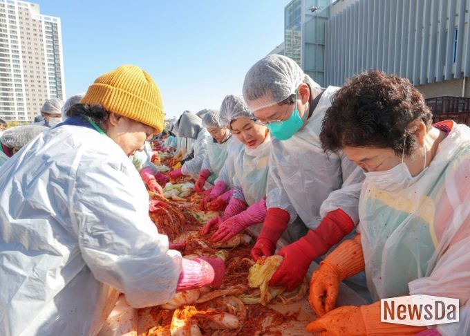 3일 '세리박with용인'에서 열린 ‘2025 용인 온(溫)나눔 김장 페스티벌’ 에서 이상일 시장이 자원봉사자들과 함께 김치를 담그고 있다.