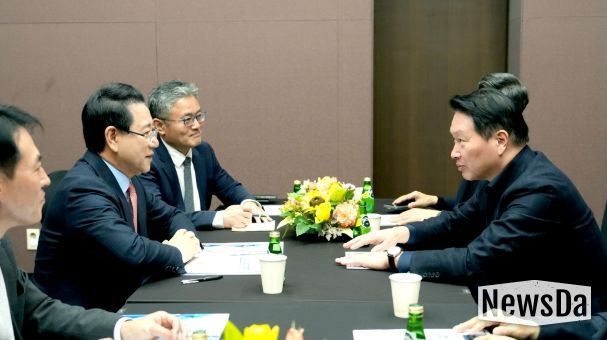 김영록 전라남도지사가 3일 서울 코엑스 오픈미팅룸에서 최태원 SK그룹 회장과 면담을 갖고 ‘오픈AI AI데이터센터’ 등과 관련해 투자협의를 하고 있다.