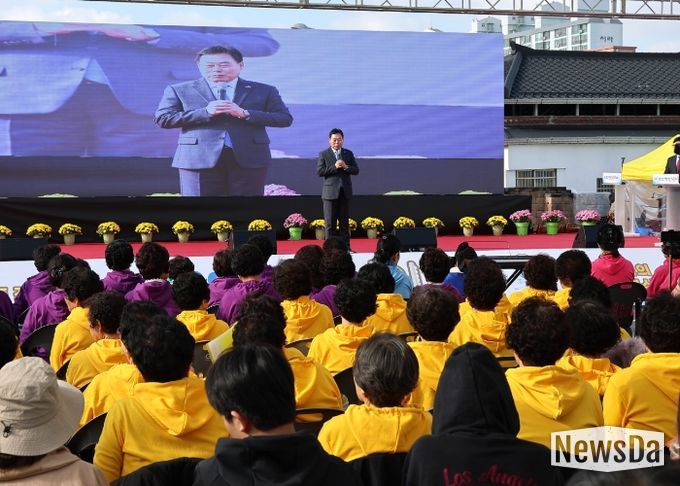 지난 1, 2일 무안읍 뻘낙지거리 일원에서 펼쳐진 무안갯벌낙지축제