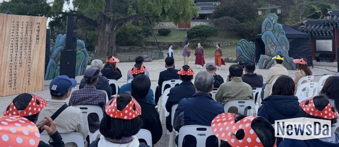 임고서원 은행나무 앞 야외마당에서 ‘나그네 마음을 담다’ 창작 마당극 공연이 펼쳐지고 있다.