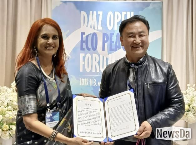 파주시민네트워크 이성수 운영위원이 나야르 작가에게 감사장을 수여하고 있다