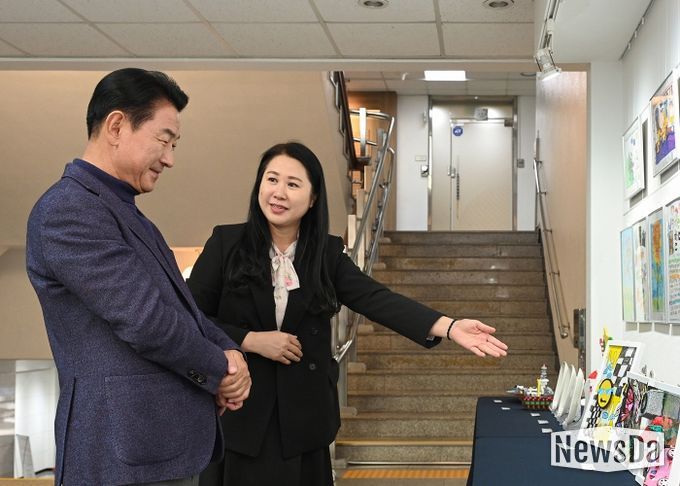 김동근 시장이 11월 3일 시민 갤러리에서 ‘의정부시 어린이 작품 전시회’ 작품들을 둘러보고 있다.
