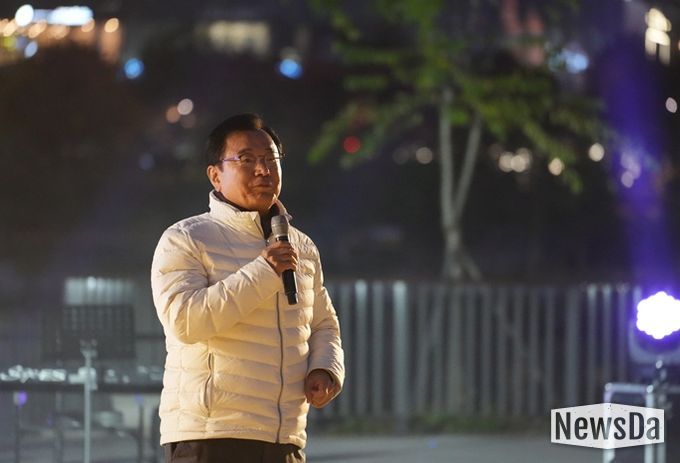 2일 이현재하남시장이 미사호수공원에서 열린 ‘2025 Stage 하남! 버스킹’ 굿바이공연에서 인사말을 전하고 있다.