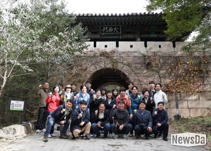 북한산성 대서문 앞에서 현장 설명회 참여자들이 기념촬영하고 있다.
