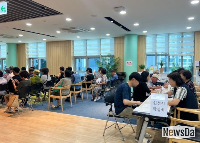 7월 퇴계원읍에서 봉사자들이 원활한 운영을 위한 봉사활동을 펼치고 있다.